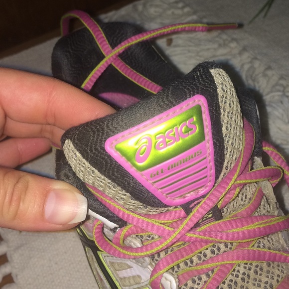 asics running shoes - Picture 4 of 6